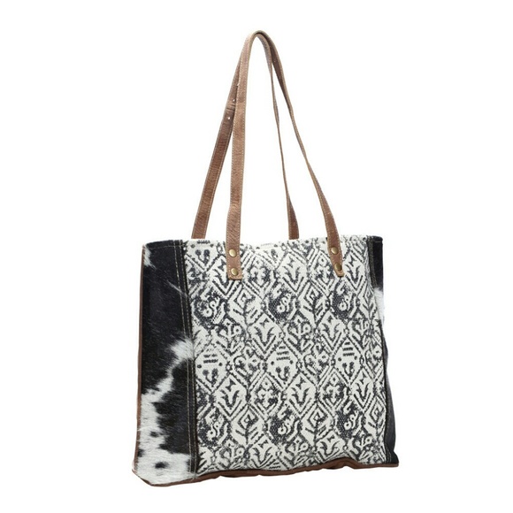 🚨LAST ONE🚨 Cotton Rug & Hairon Tote - Picture 2 of 4